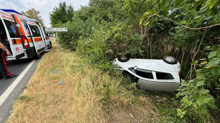 Auto fuori strada sulla statale 10