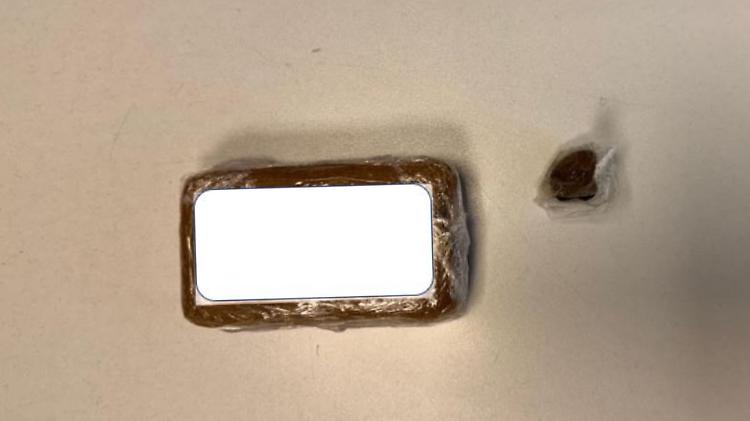 Quasi 100 grammi di hashish addosso, scacco allo spacciatore