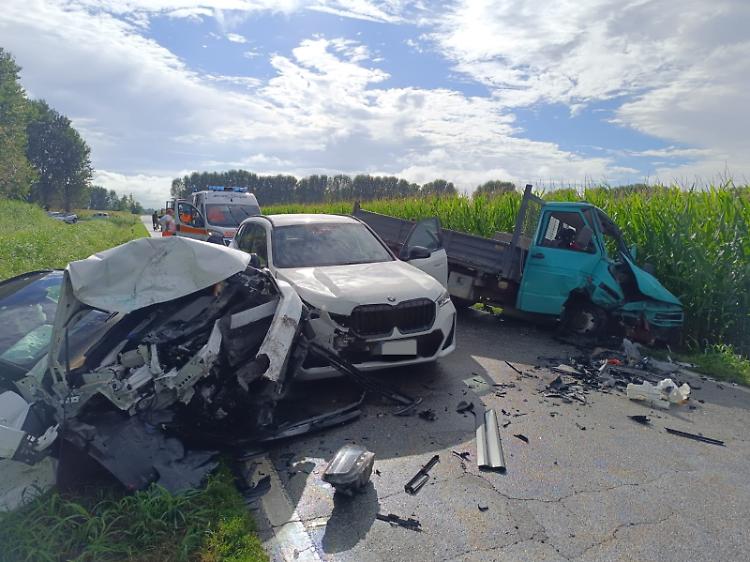 Schianto sulla Provinciale 34: tre feriti e strada chiusa