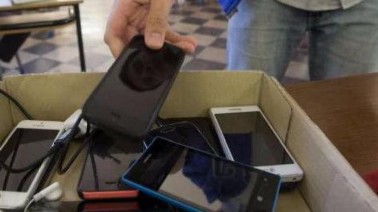 Scuola, sull'uso del cellulare i presidi si dividono