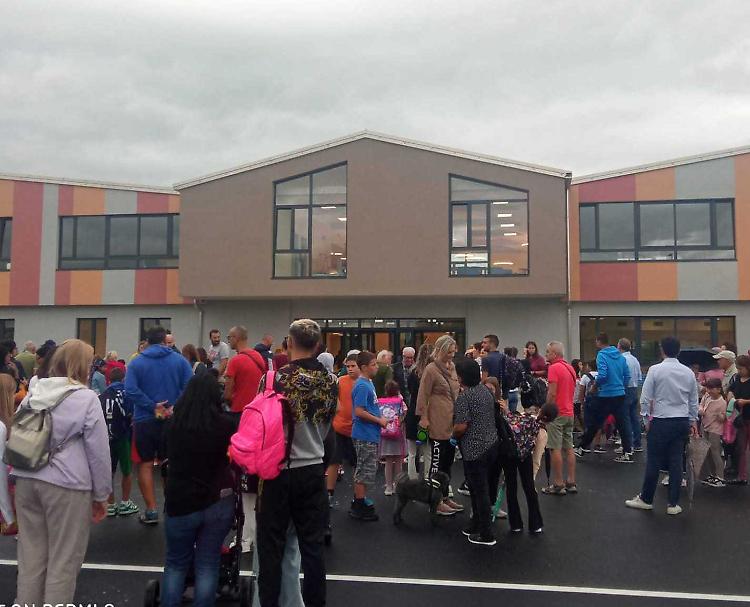 Gioia e sorrisi: i bambini inaugurano il nuovo campus