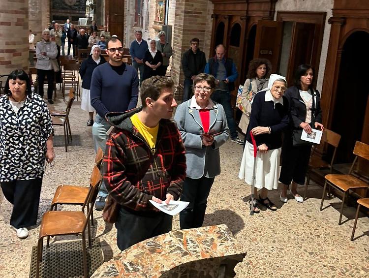Fedeli alla messa in duomo e alla processione per l’Esaltazione della Santa Croce