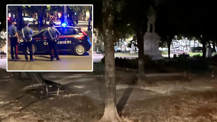 Aggredito a bastonate nel buio di piazza Roma