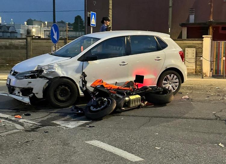Scontro auto-moto: motociclista in ospedale