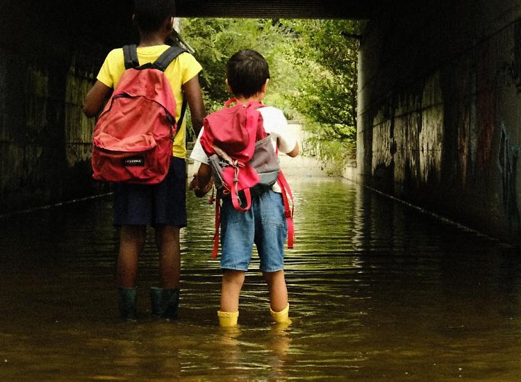 Sottopasso allagato a Picenengo, bimbi al guado