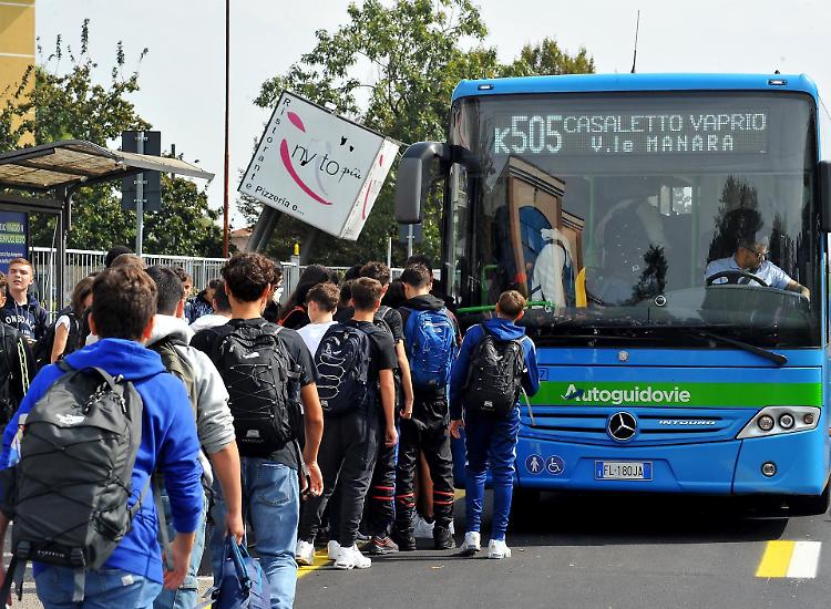 Pullman sovraffollati, Autoguidovie: «No, più posti»