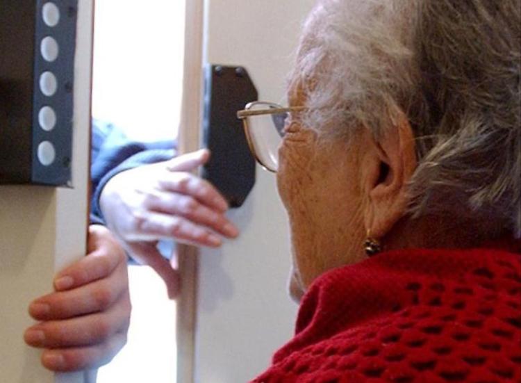 «Suo marito è stato arrestato». Solita truffa: via soldi e gioielli