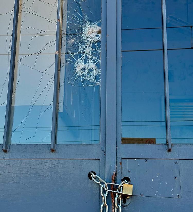 I soliti vandali in stazione rompono tutto