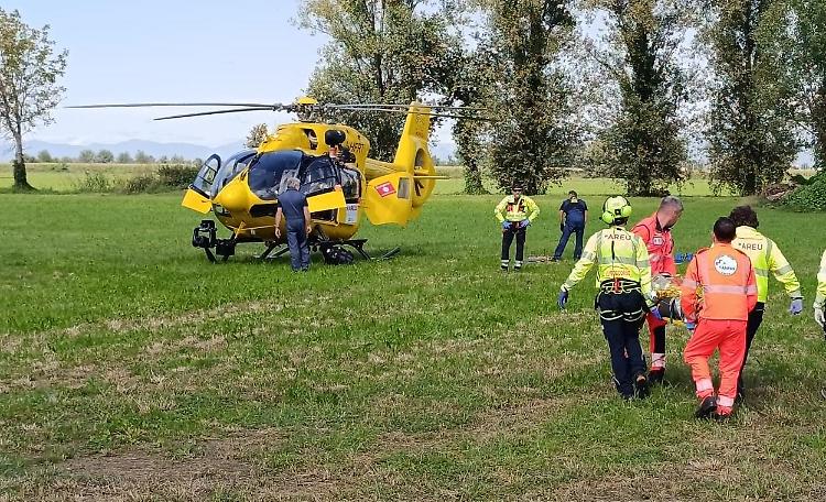 Un'auto si schianta contro una cancellata: 59enne grave