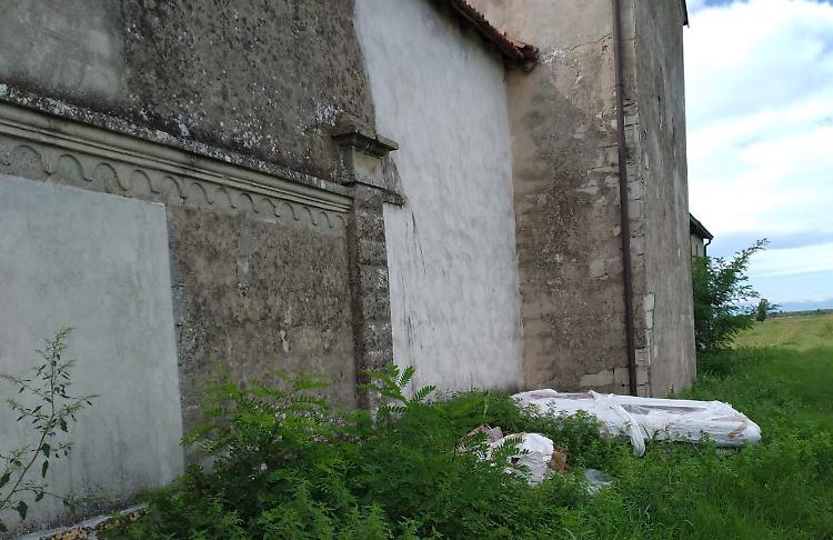 Il caso: «Il cimitero non è una discarica»