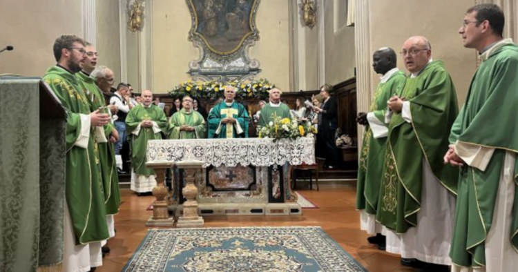 Benvenuto don Arienti, l'abbraccio dei fedeli