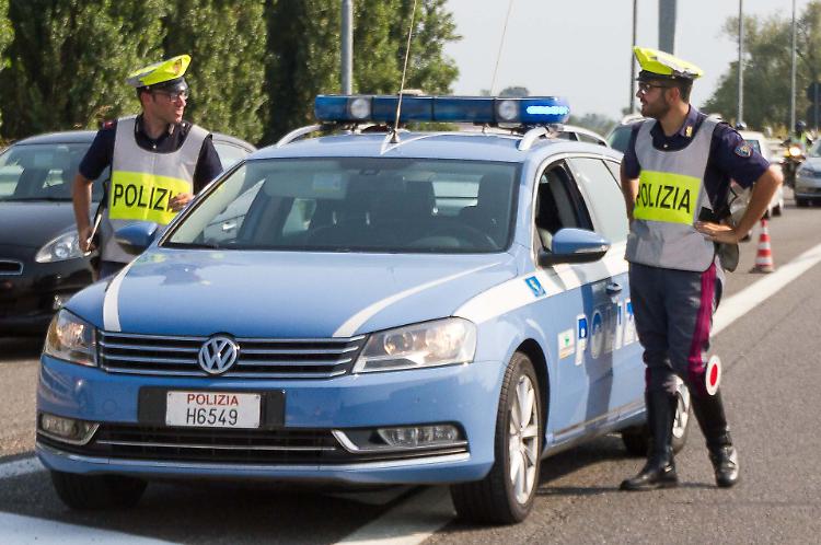 Schianto ieri all'alba in A21, 19enne grave