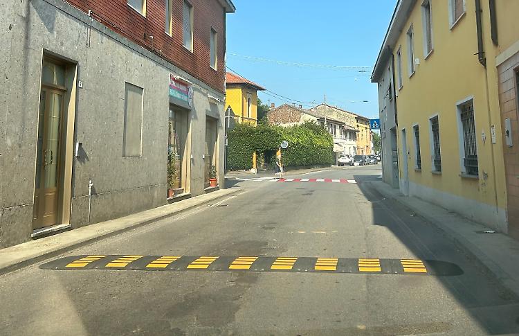 I dossi anti velocità diventano caso politico