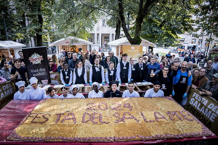 Una focaccia da record alla Festa del salame di Cremona