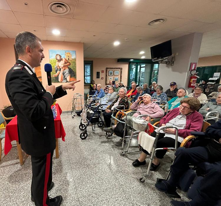 I carabinieri incontrano gli anziani nella Rsa