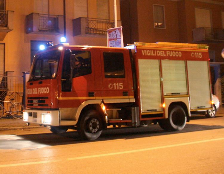 L'intervento. Gatto sul tetto salvato nella notte dai vigili del fuoco