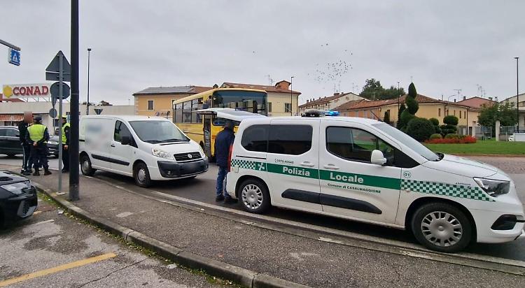Monopattino elettrico urtato da un'auto, ferito un 23enne