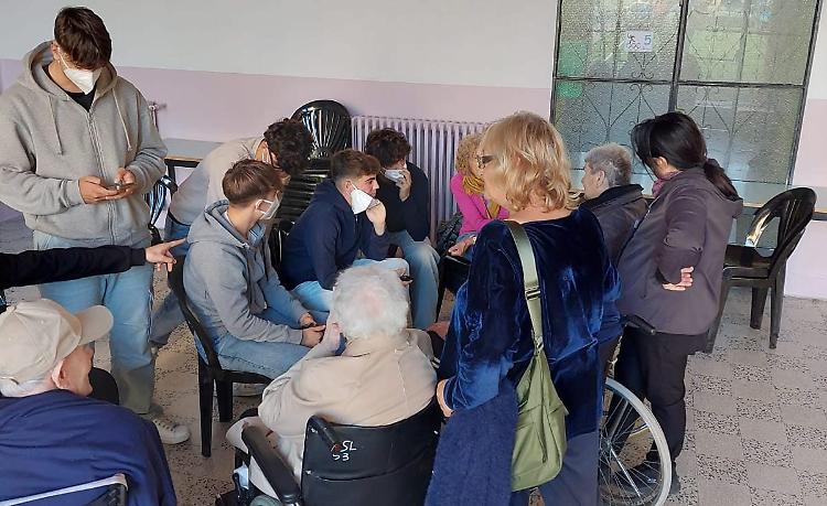 Studenti e nonni: generazioni in dialogo