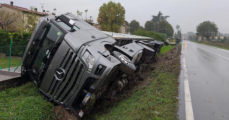 Fuori strada con il camion, autista illeso