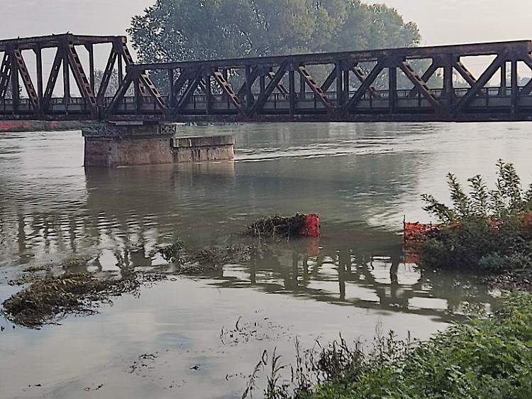 Maltempo e piena dell'Oglio bloccano il cantiere del raddoppio ferroviario 
