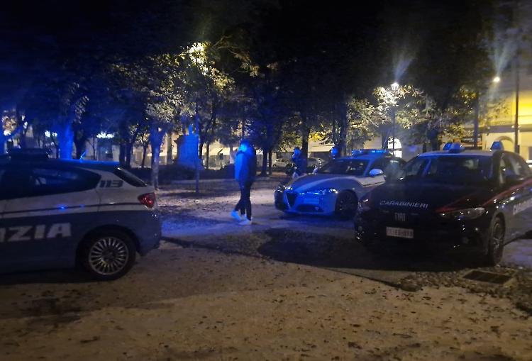 Altra notte di caos e violenza in piazza Roma: insulti, calci, pugni, bottigliate e tre auto danneggiate