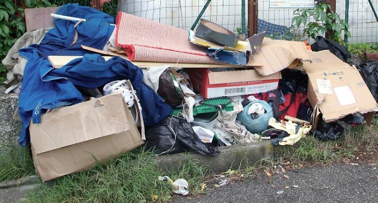 Calano i rifiuti abbandonati, ma Comune e Aprica intensificano i controlli