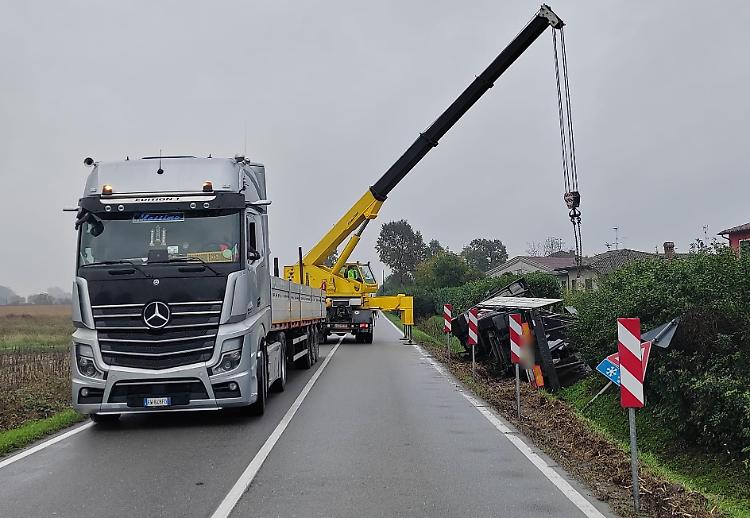 Camion con rimorchio fuori strada:  strada chiusa