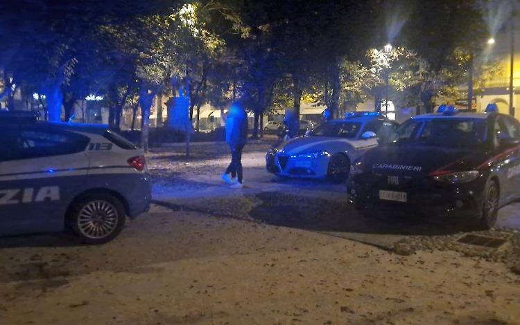 Altra notte di caos e violenza in piazza Roma: insulti, calci, pugni, bottigliate e tre auto danneggiate