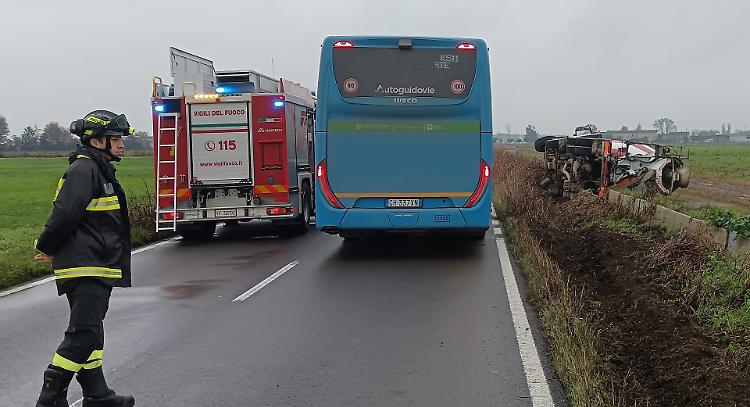 Betoniera di traverso a bordo careggiata, traffico bloccato