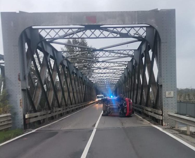 Auto si ribalta sul ponte sul Po, rallentamenti fino alla tangenziale