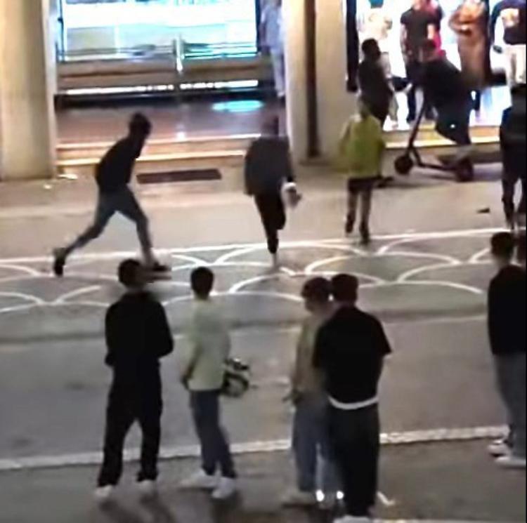Giovani agitati e carabinieri in azione