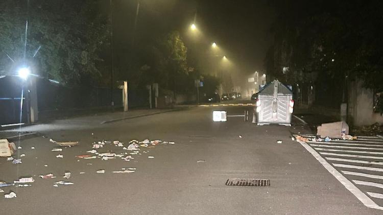 Vandalismi, bidoni dell'immondizia ribaltati e cartelli stradali divelti