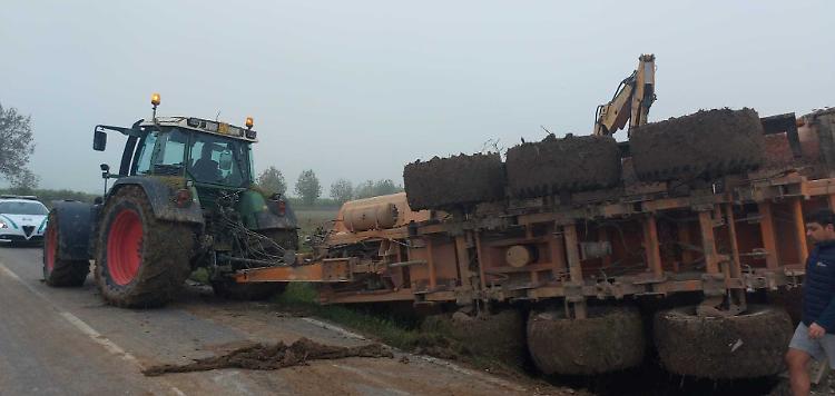 Rimorchio ribaltato e traffico bloccato