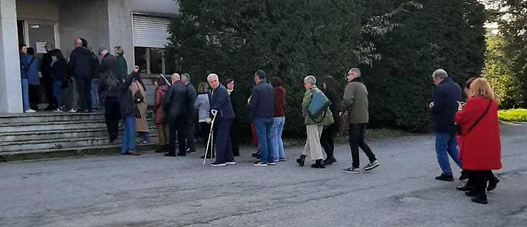 L'abbraccio commosso della città a Chiara