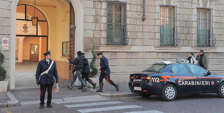 Trova un assegno e lo porta in caserma