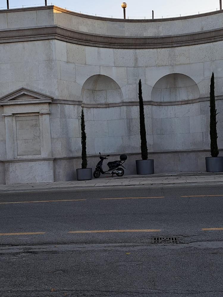 Parcheggi abusivi sotto lo scalone del cimitero