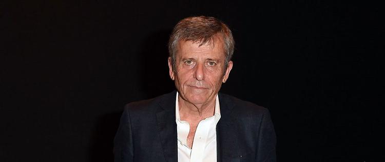 "Uomo solo in fila" di e con Maurizio Micheli
