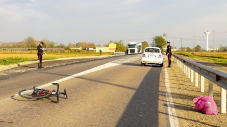 Ciclista investito sulla provinciale, è grave