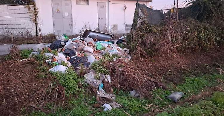 Discarica nel verde, lasciata anche una vasca da bagno