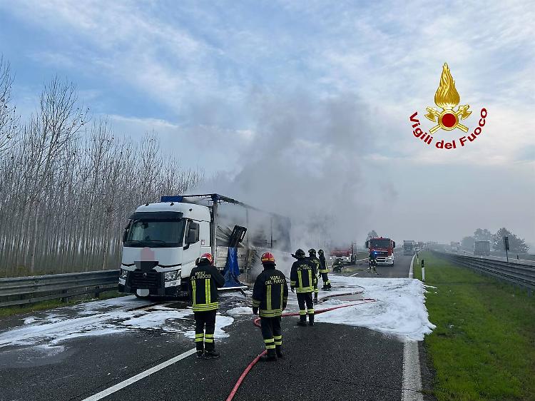 Ubriaco e senza patente evita un posto di controllo, inseguimento e denuncia