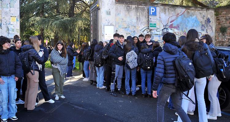 Il Pacioli al gelo: sit-in pacifico degli studenti davanti all'ingresso