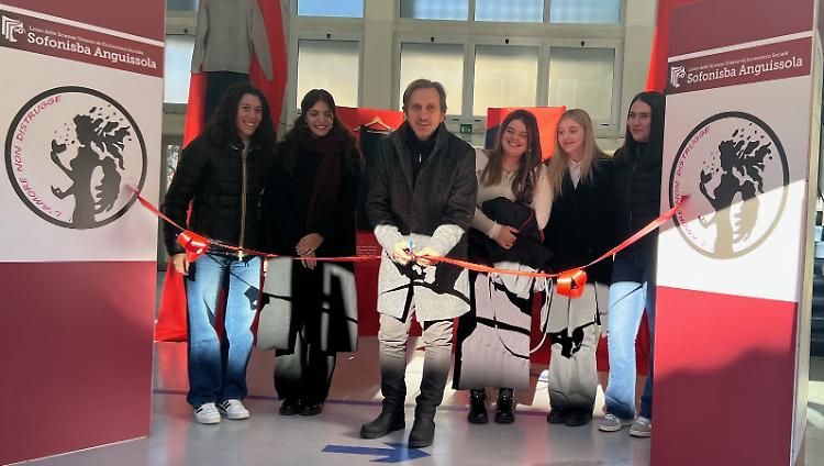 All'Anguissola inaugurata la mostra 'Com'eri vestita'