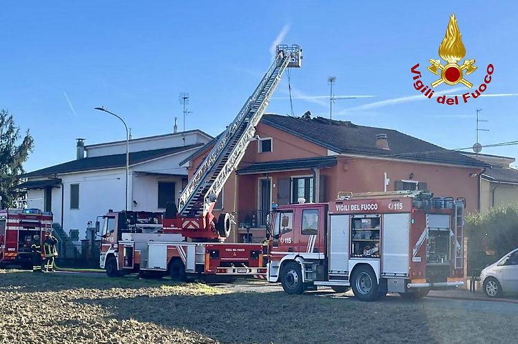 Incendio di un tetto, intervento dei vigili del fuoco