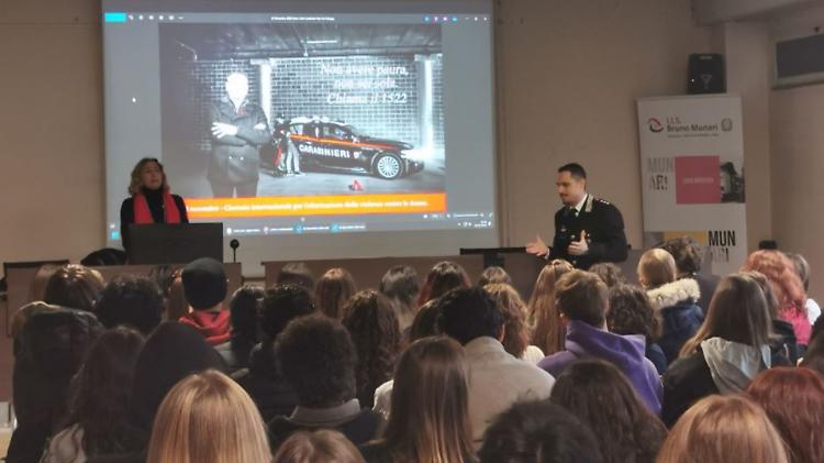 Violenza sulle donne, carabinieri e Soroptimist al Munari per sensibilizzare gli studenti