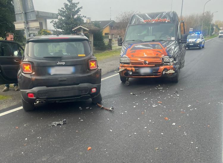 Scontro fra due auto: guidatrice finisce all’ospedale