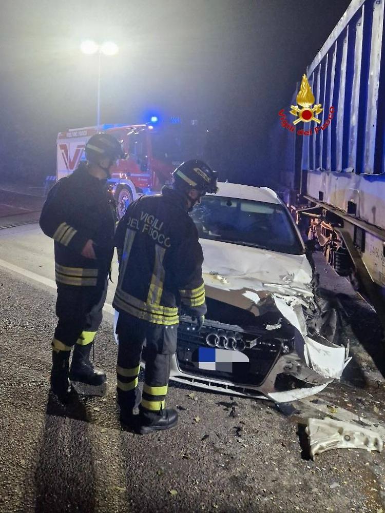 Auto contro treno in via Acquaviva, ferito un sessantenne