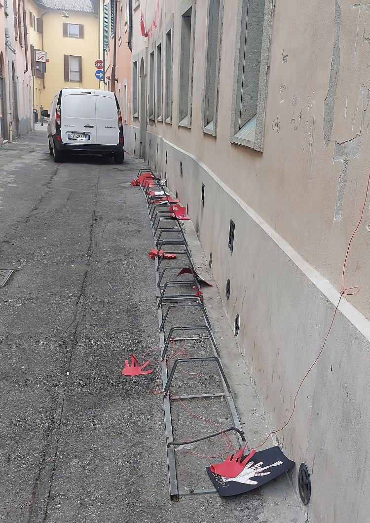 I vandali sfregiano l’opera contro la violenza