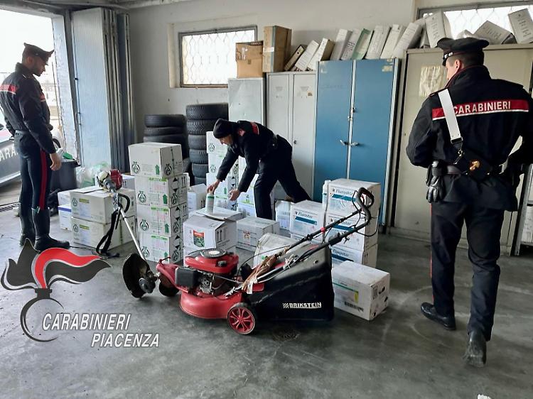 Furti e ricettazione: denunciati 12 giovani