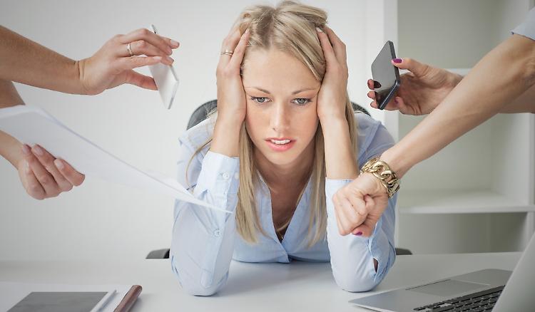 No alla reperibilità fuori dall'orario di lavoro: scontro giovani Pd-FdI
