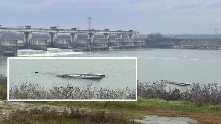 Relitto di un'imbarcazione a pochi metri dalla diga di Isola Serafini